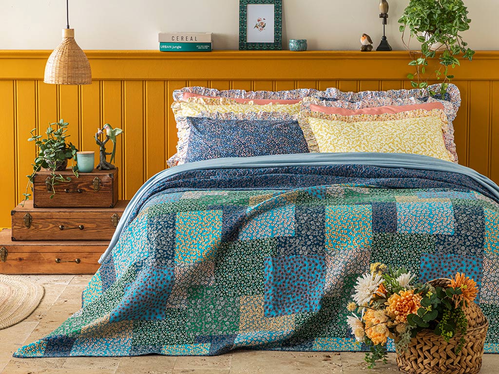 Daisy Fest Multi-Purposed Quilt Timeless