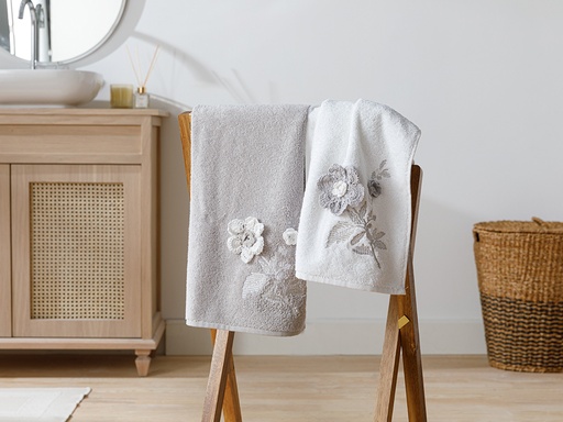 [10032090001] Lacy Rose Boxed Towel Timeless